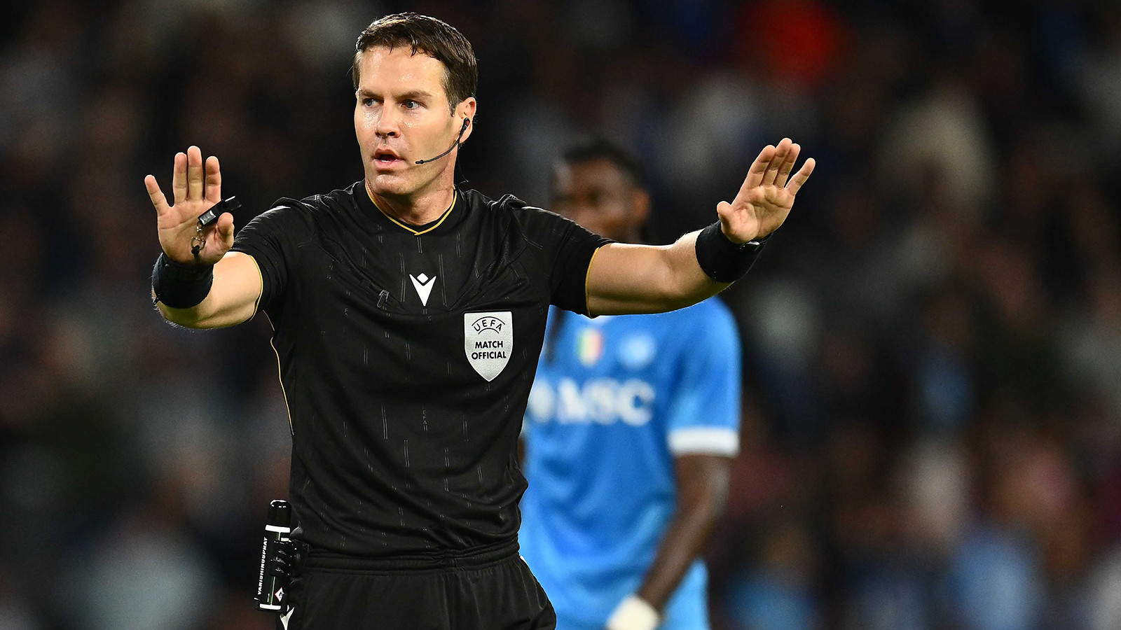 Hollanda'da ilginç olay! Kupa finalini yöneten hakem, maçın ortasında telefonla konuştu