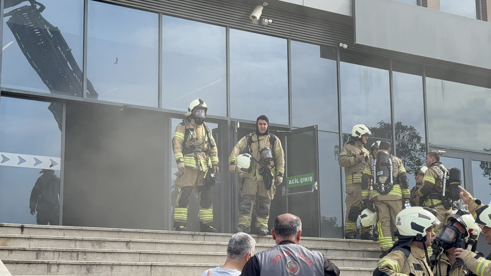 Pendik'te atölyede yangın: Çok sayıda ekip sevk edildi