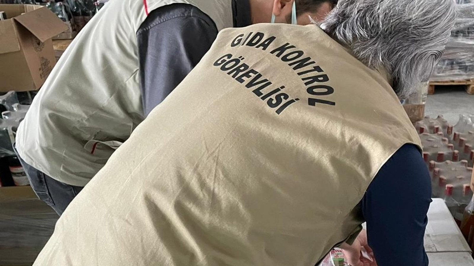 Pirincin üstünde kedi dışkısı çıkan markete ceza!