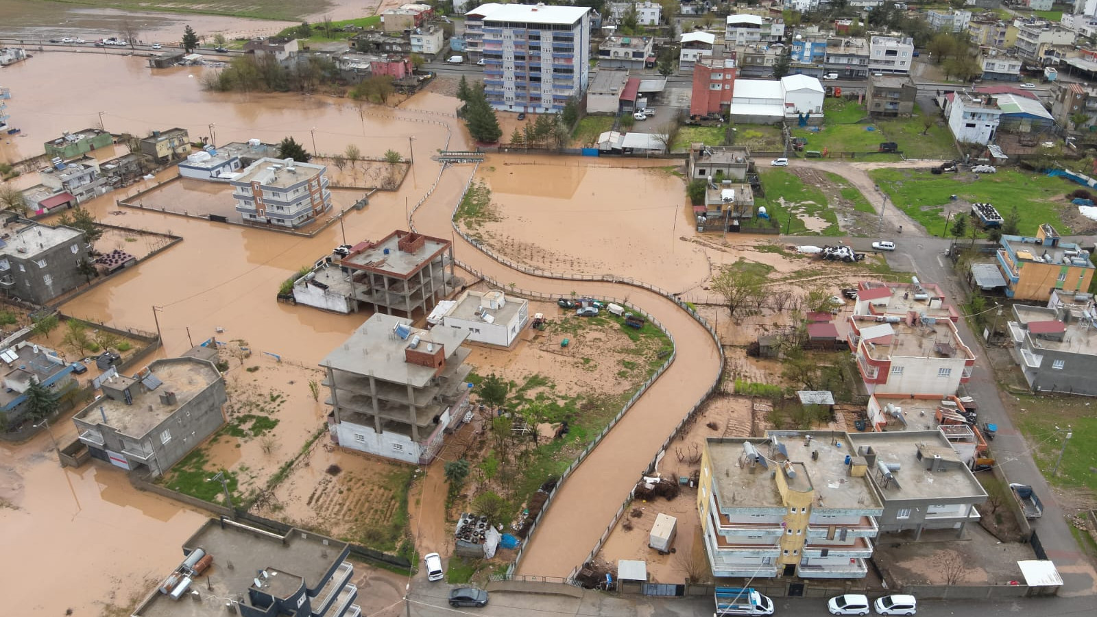 Türkiye'nin doğusu sel felaketiyle boğuşuyor! Ev ve yollar göle döndü