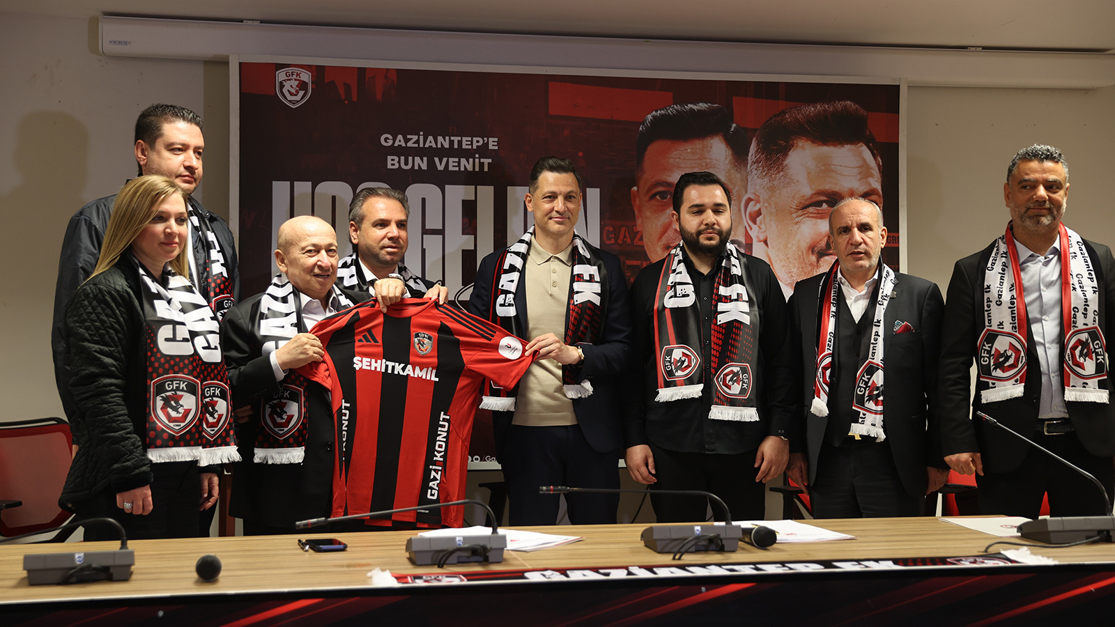 Gaziantep FK Teknik Direktörü Mirel Radoi: "Hem güçlü bir ligde yer almak hem de Avrupa'da mücadele etmek için burayı tercih ettim"