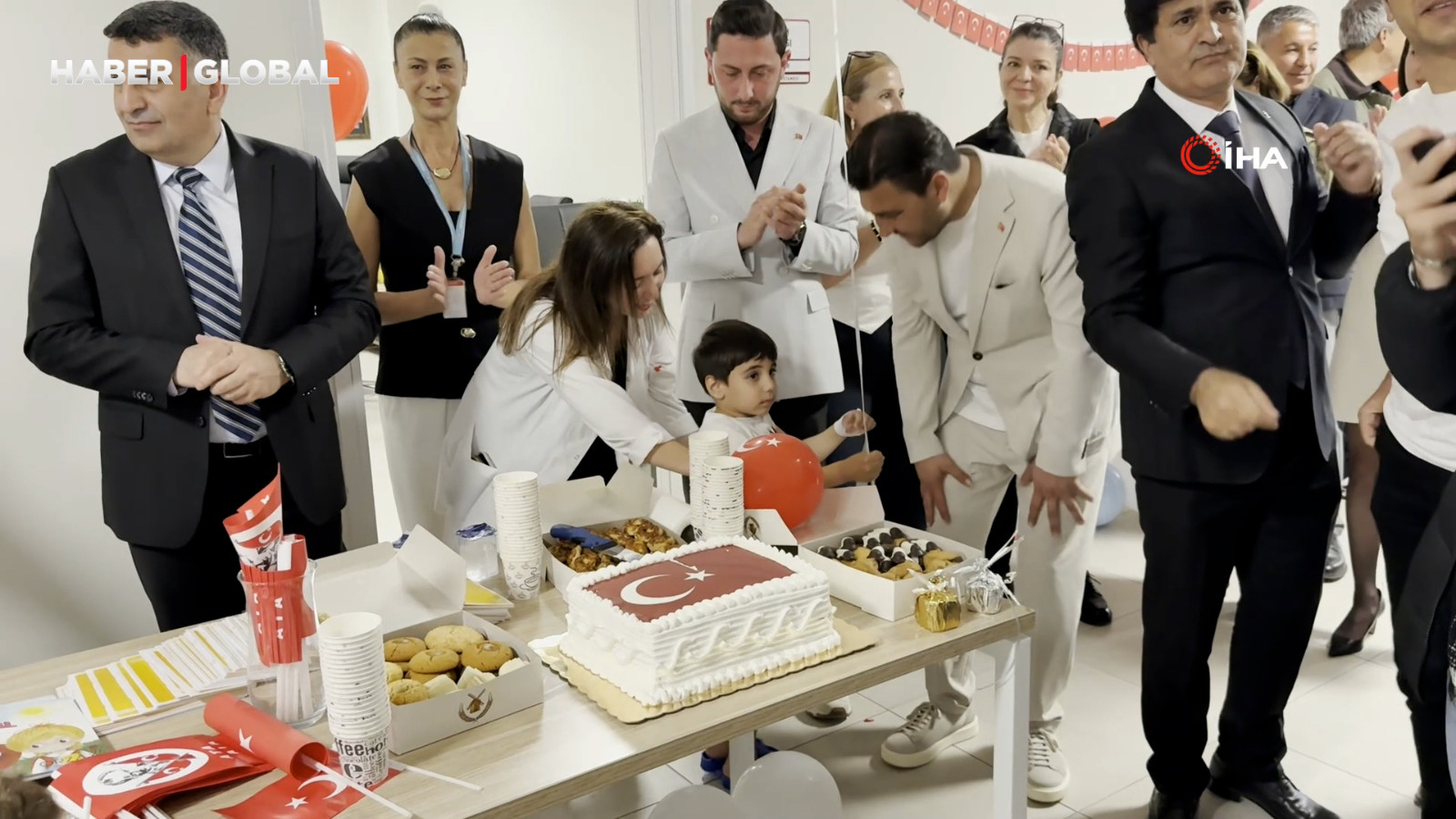 Hastanede tedavi gören çocuklara 23 Nisan sürprizi