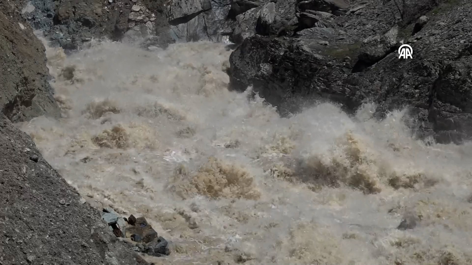 Heyelan meydana gelen Hakkari-Van kara yolunda iki gündür ulaşım sağlanamıyor