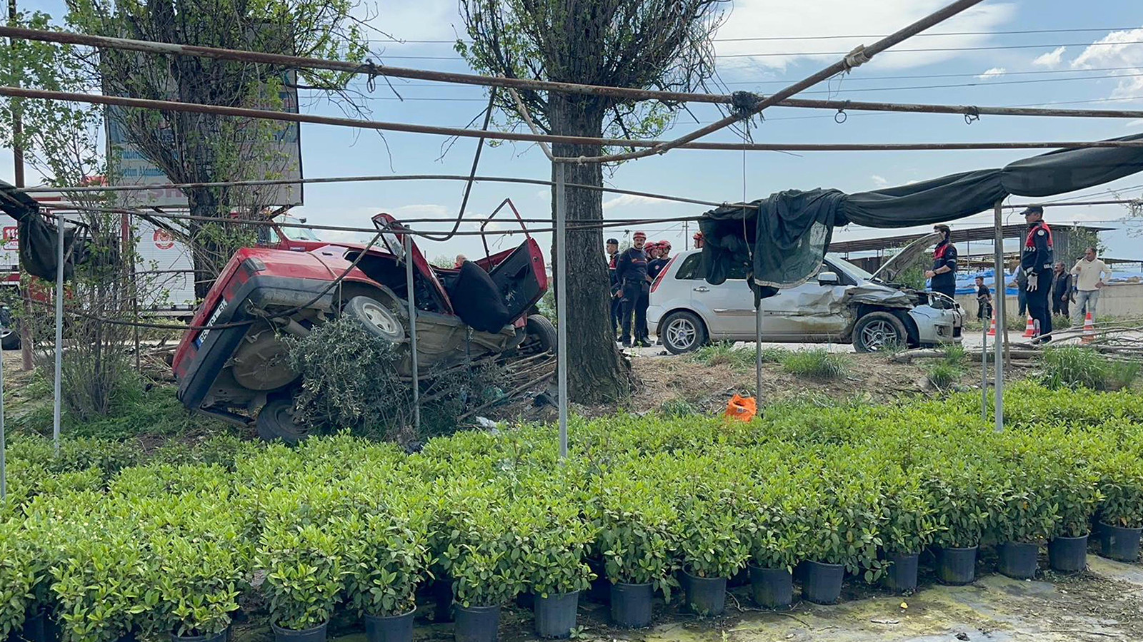 İzmir'de 3 otomobilin karıştığı kaza: Ölü ve yaralılar var