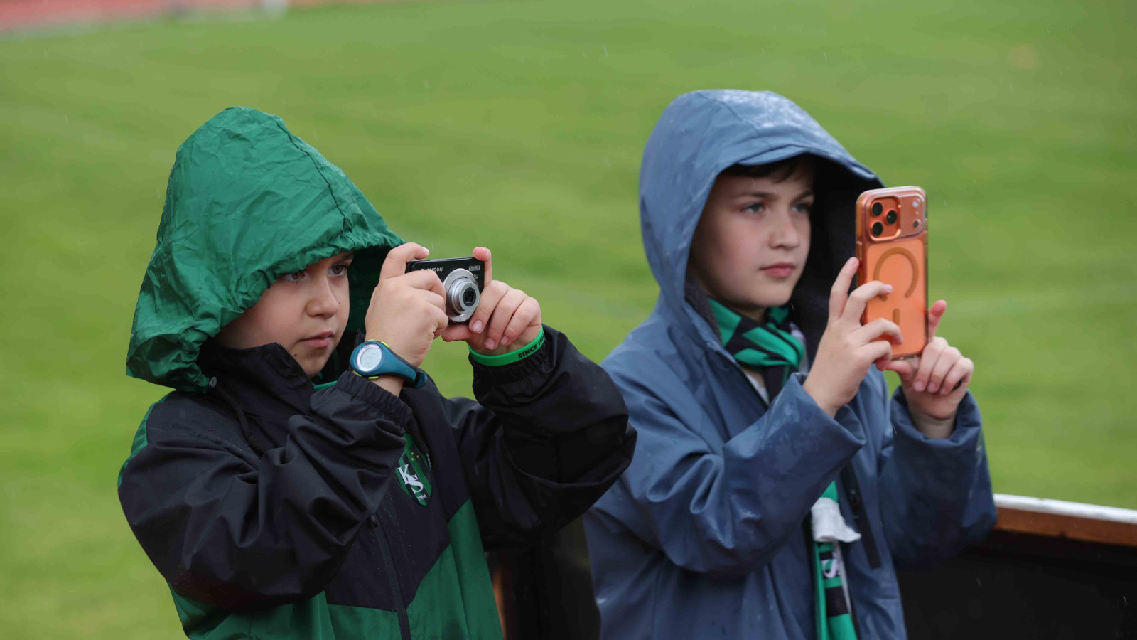 Kocaelisporlu Serdar Dursun'dan golünü tuşlu cep telefonuyla kaydeden minik taraftara anlamlı hediye