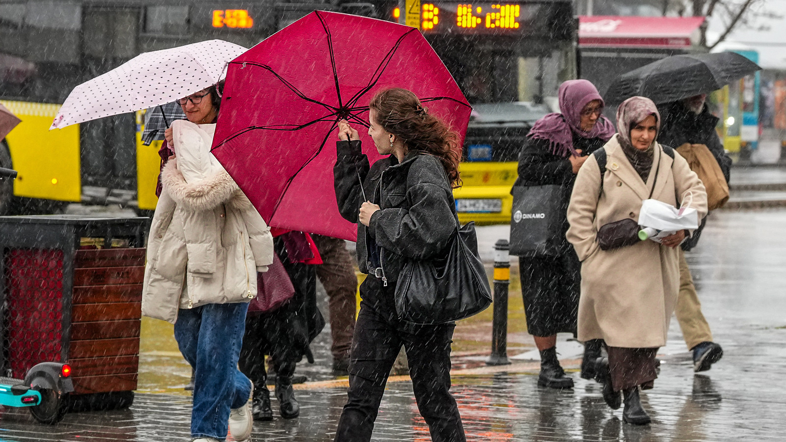 Meteoroloji’den son dakika uyarısı: Sağanak dalgası geliyor, bazı illerde kar sürprizi