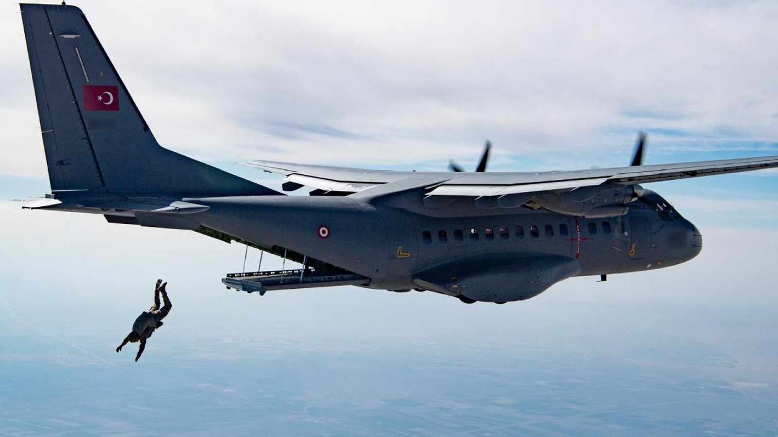 NATO'dan "Türk paraşütçü" paylaşımı