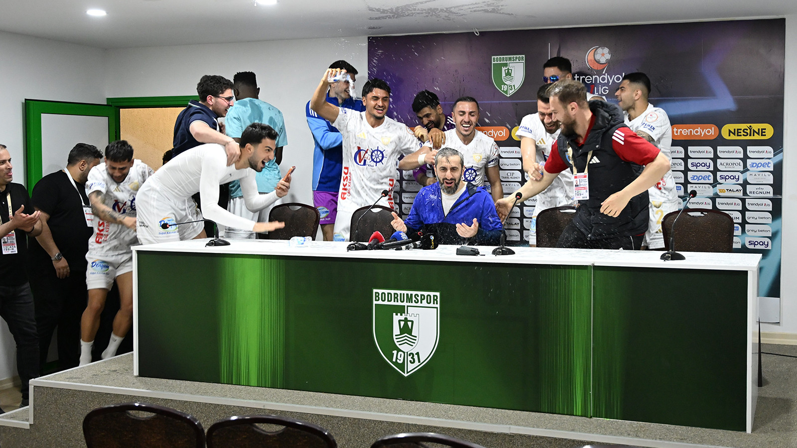 Serkan Özbalta, takımını Süper Lig'e çıkaran 125. teknik direktör oldu