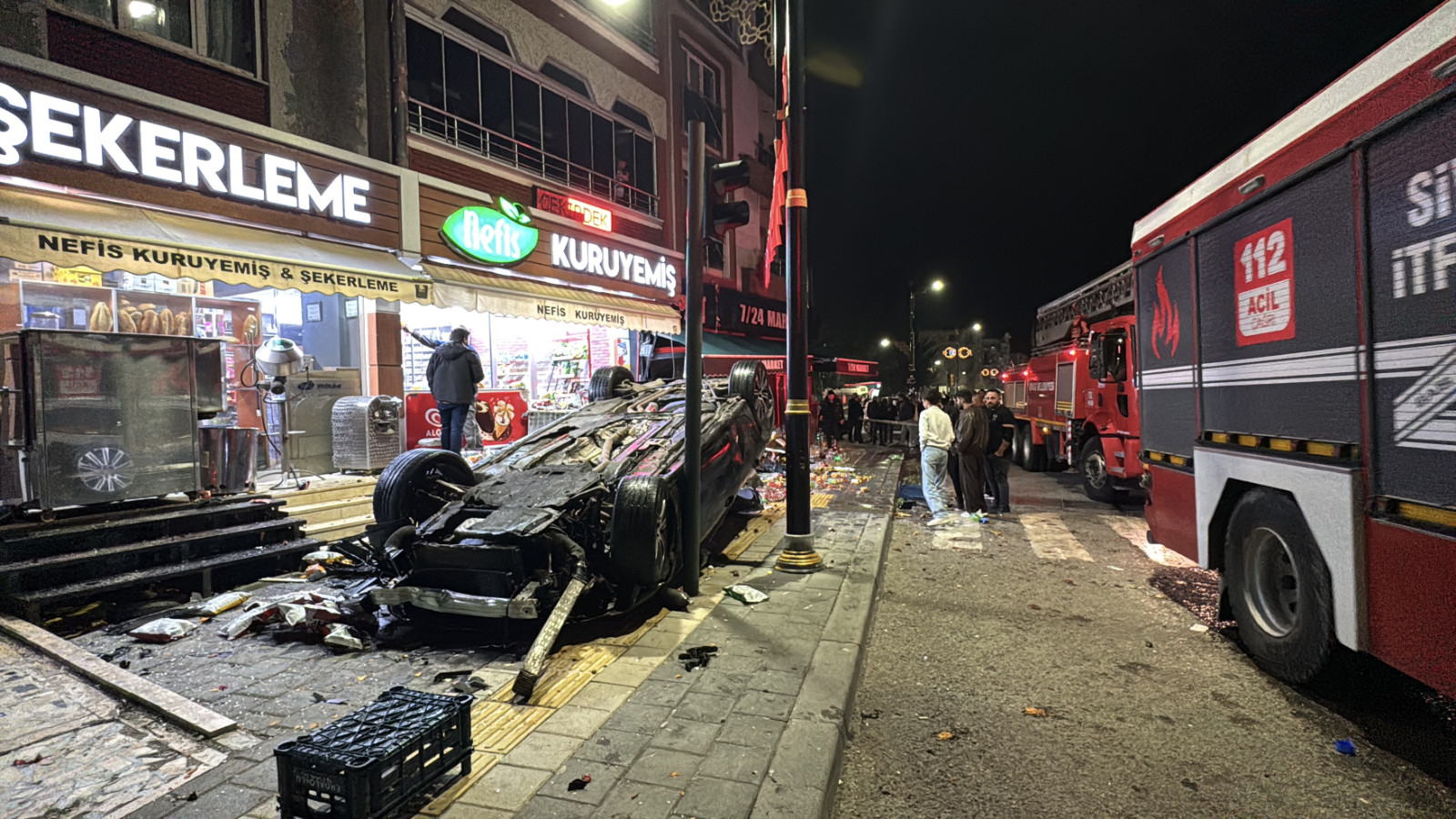 Sivas'ta devrilen otomobilin çarptığı 2 iş yerinde hasar oluştu