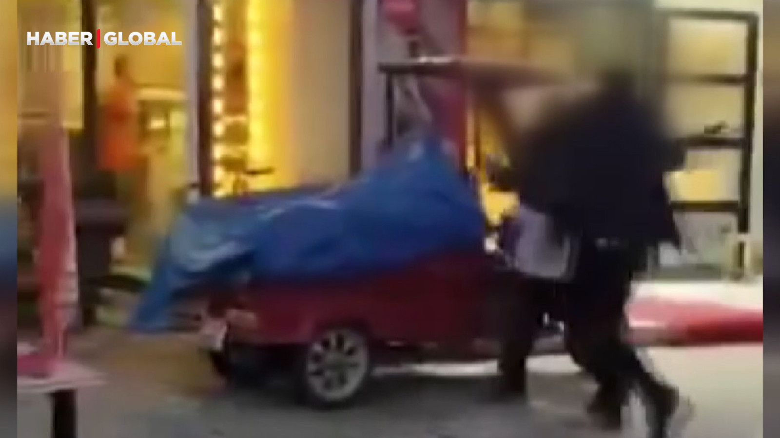 Diyarbakır'da önüne çıkan tüm insanları öpmeye çalışan adam