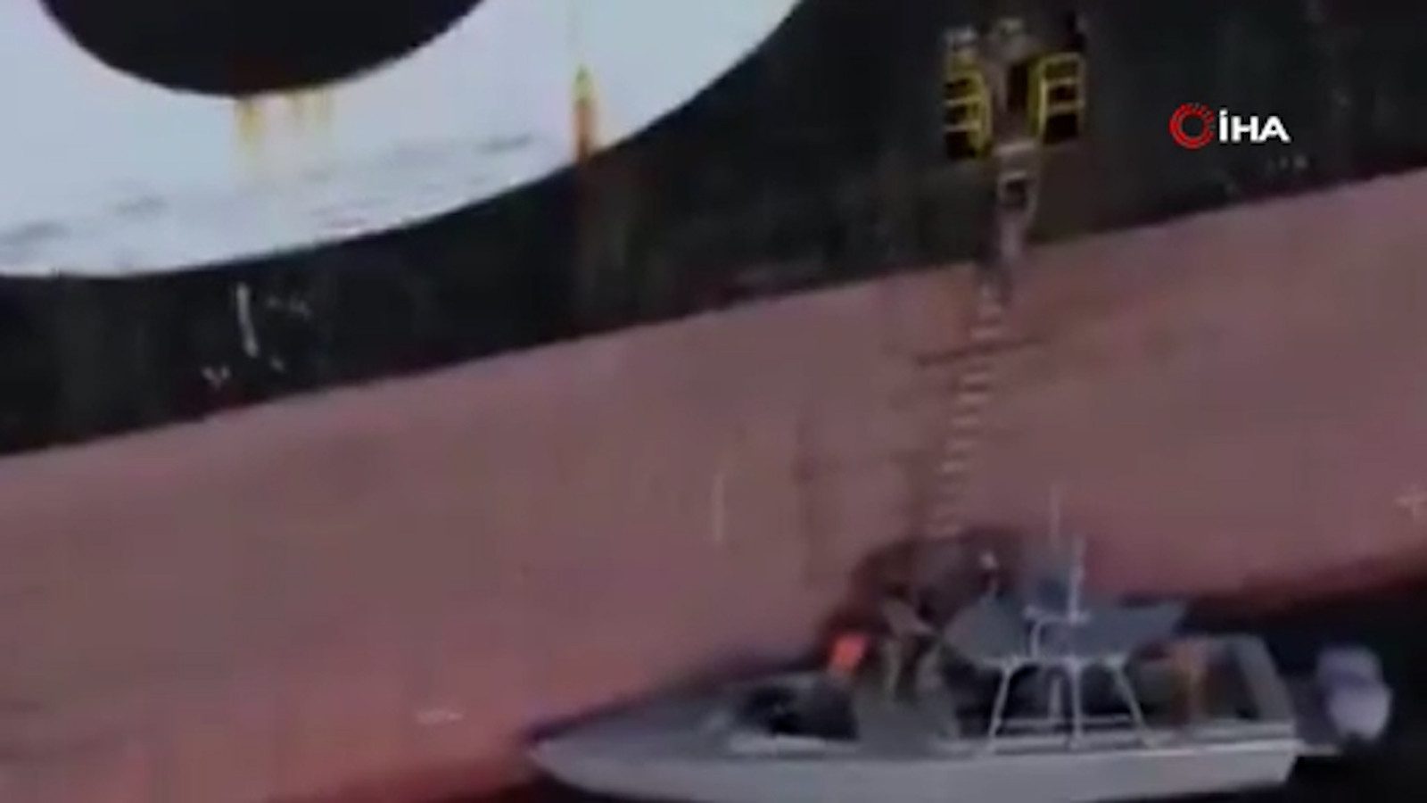 İran, Hürmüz Boğazı'nda iki gemiye el koyduğu anları paylaştı