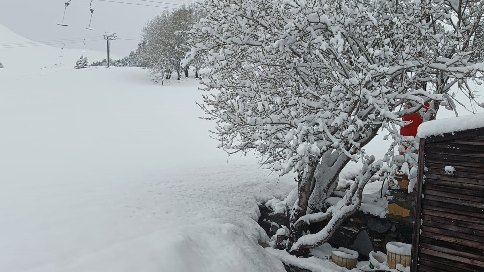 Kış bitmiyor... 23 Nisan'da kar kalınlığı 1 metreye ulaştı