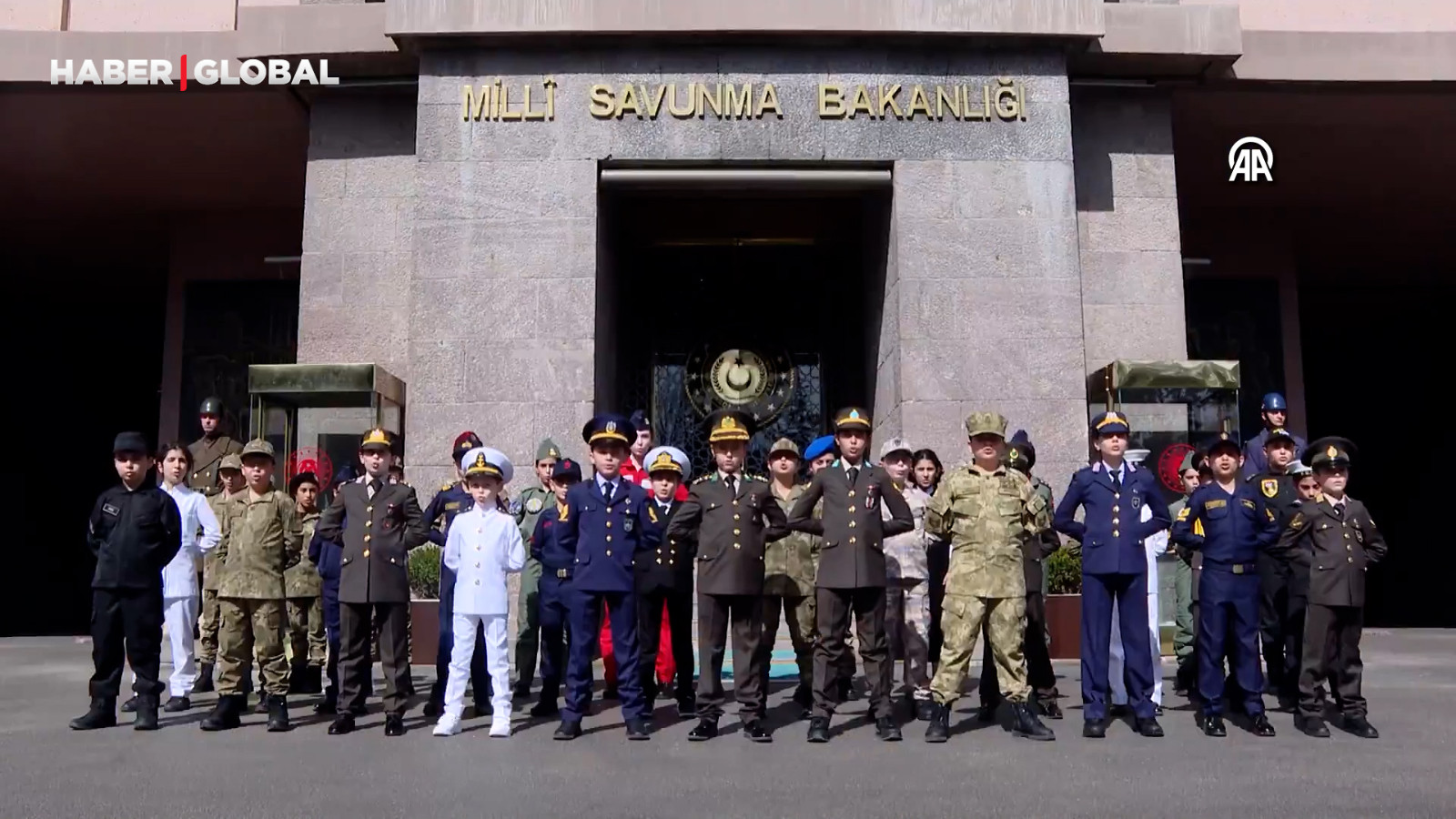 MSB, "Vatan Marşı"nı seslendiren asker üniformalı çocukların görüntülerini paylaştı