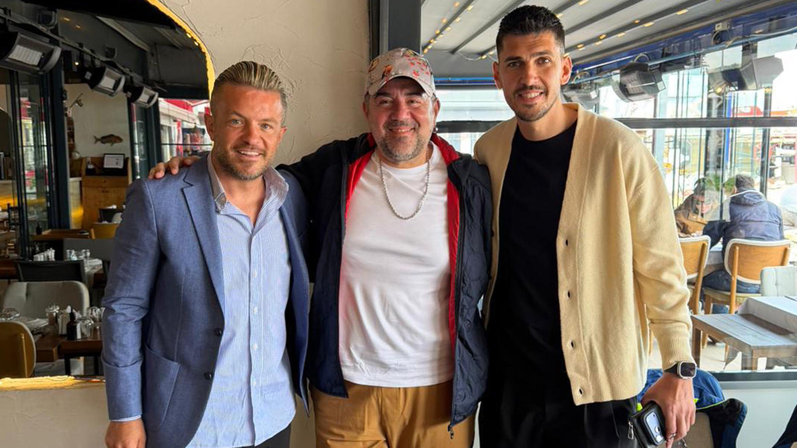 Altay'dan ünlü komedyen Ata Demirer'e jest