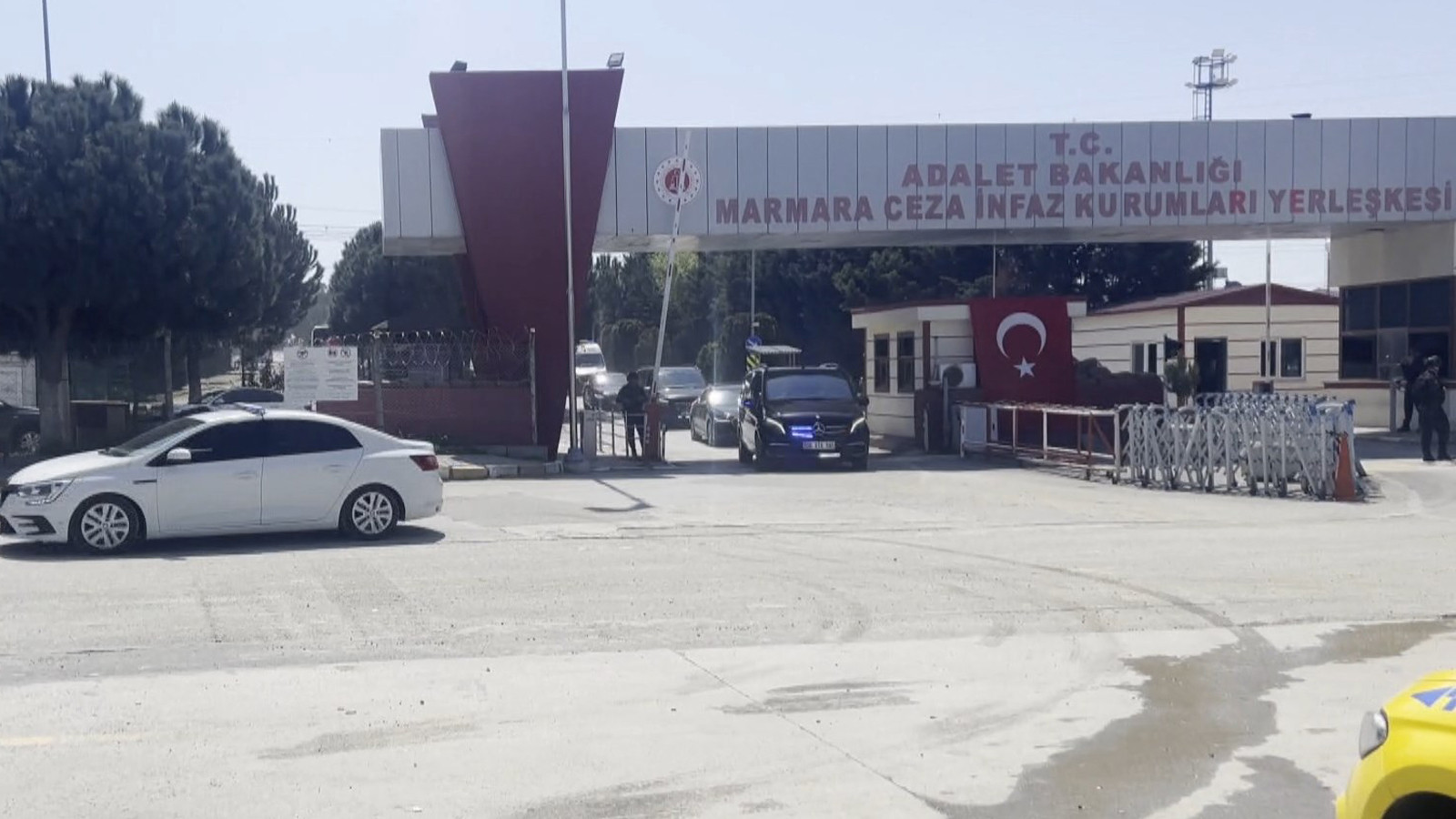 CHP Genel Başkanı Özgür Özel, Ekrem İmamoğlu'nu ziyaret etti