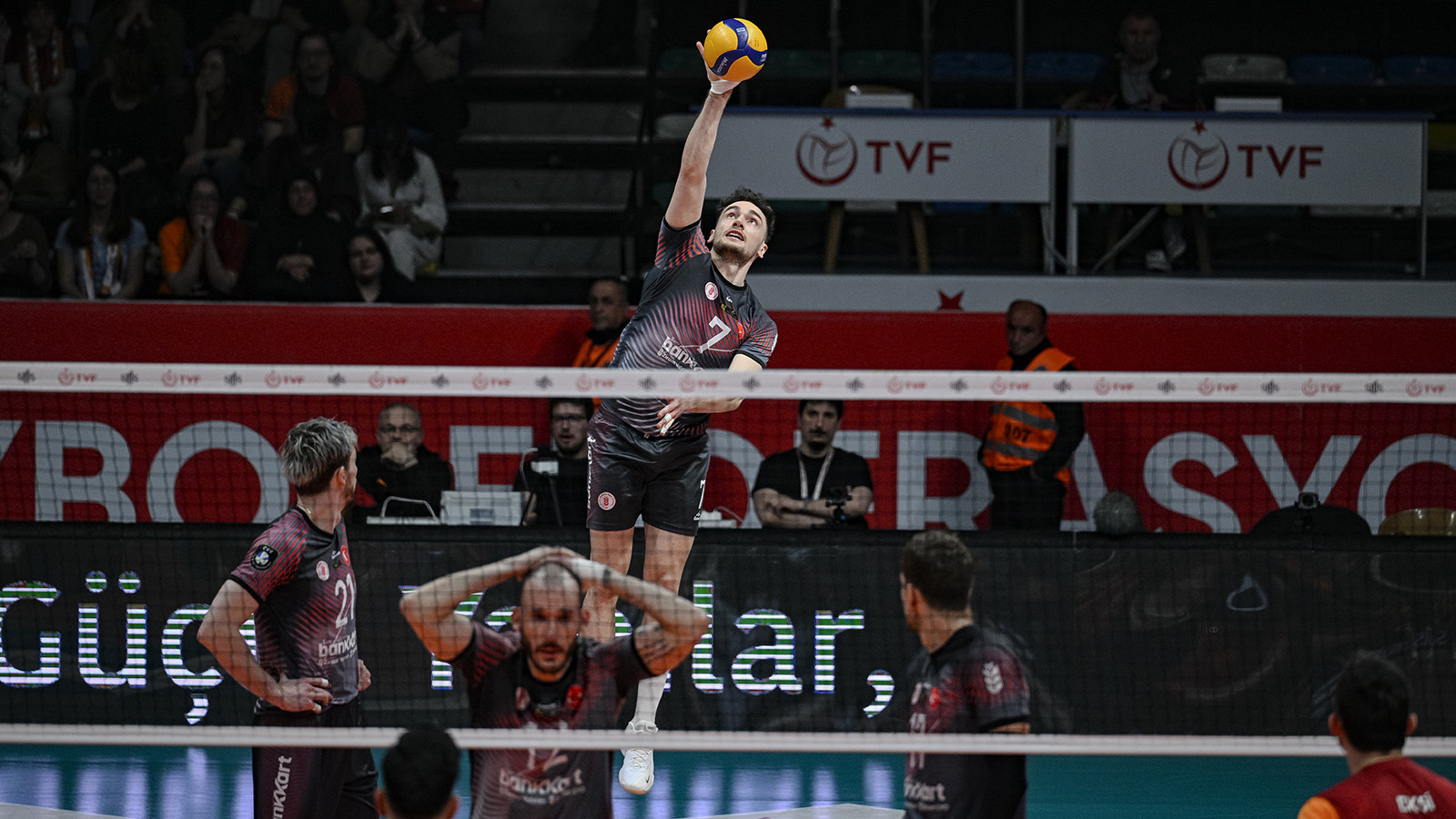 Ziraat Bankkart, Galatasaray'ı yenerek seride 2-0 öne geçti