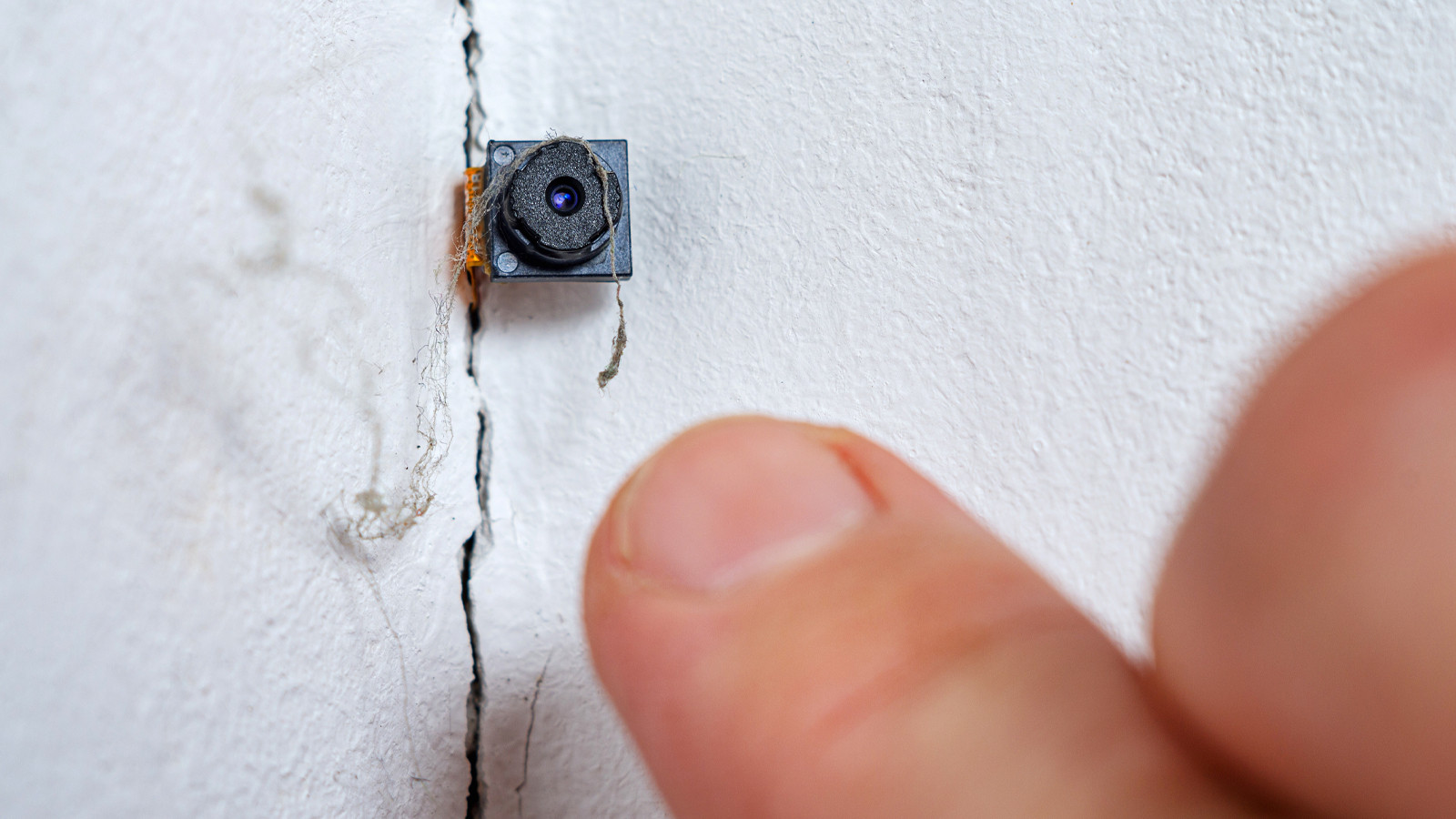 Zonguldak'ta röntgenci komşu kabusu: Banyo duvarını delip gizli kamera yerleştirdi!