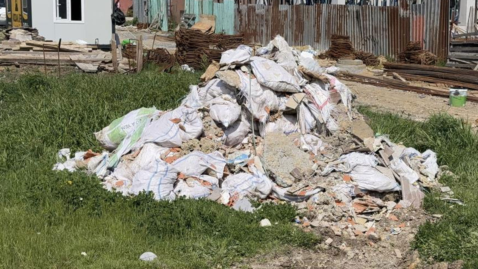 Arnavutköy'de şantiyeye kaçak moloz dökümü