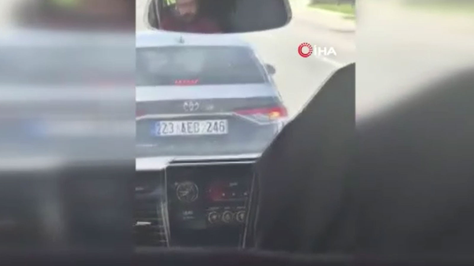 Elazığ’da otomobil sürücüsü dehşet saçtı: Yolcu minibüsünü sıkıştırdı