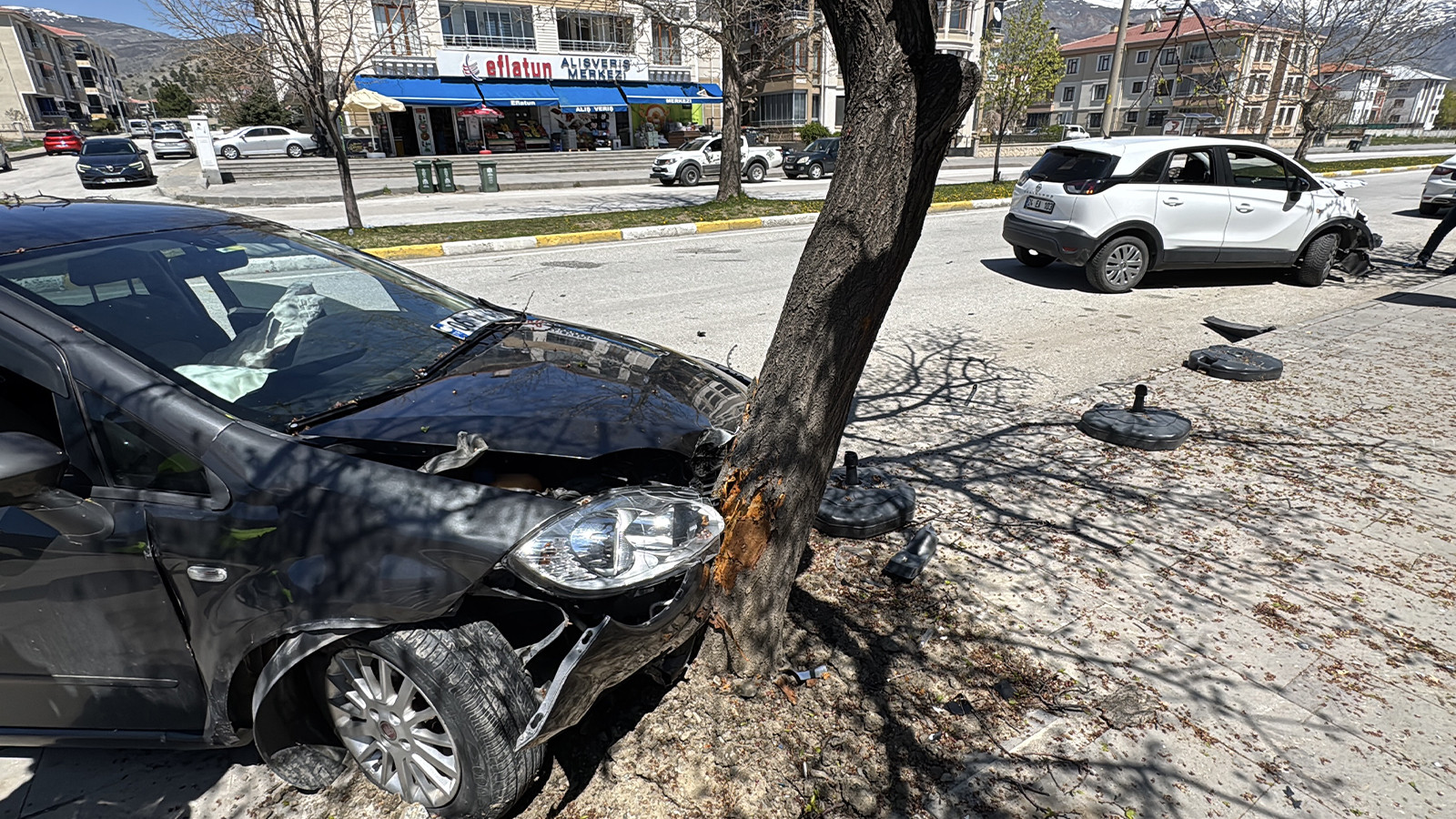 Erzincan'da iki araç çarpıştı: 3'ü çocuk, 6 yaralı