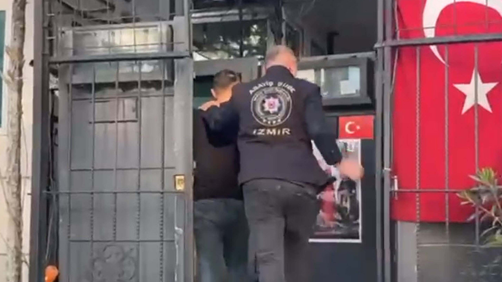 İzmir'de çeşitli suçlardan aranan 131 kişi yakalandı