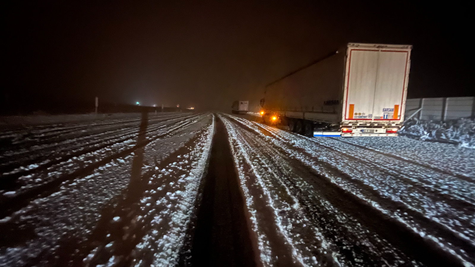 Kars'ta nisan karı! Araçlar yolda mahsur kaldı