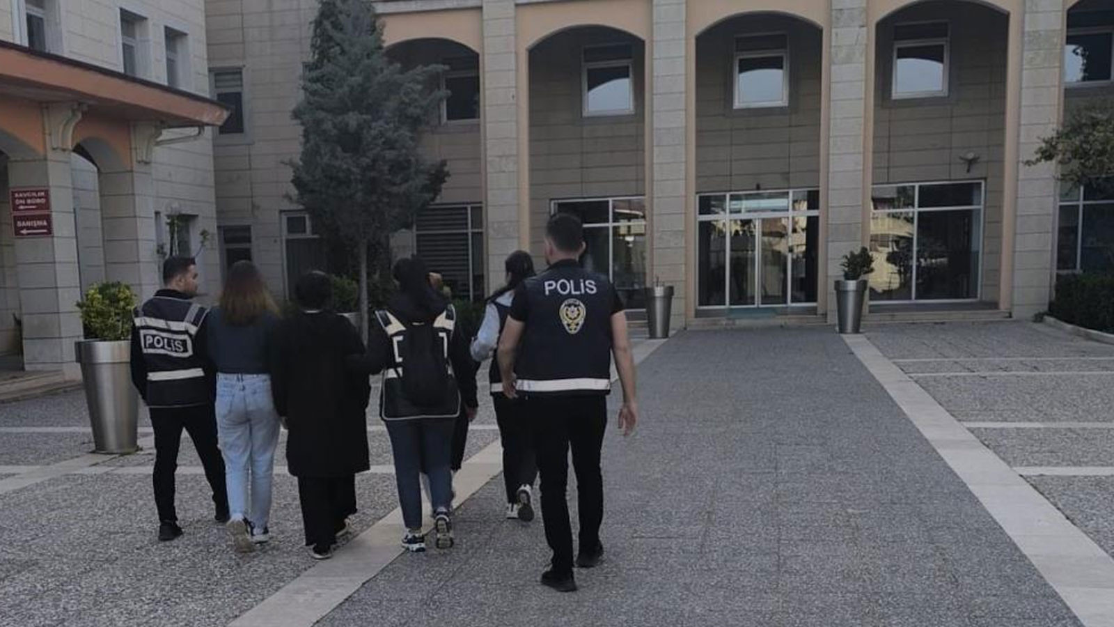 Siirt’te kapıları kartla açıp hırsızlık girişiminde bulunan 3 kadın tutuklandı