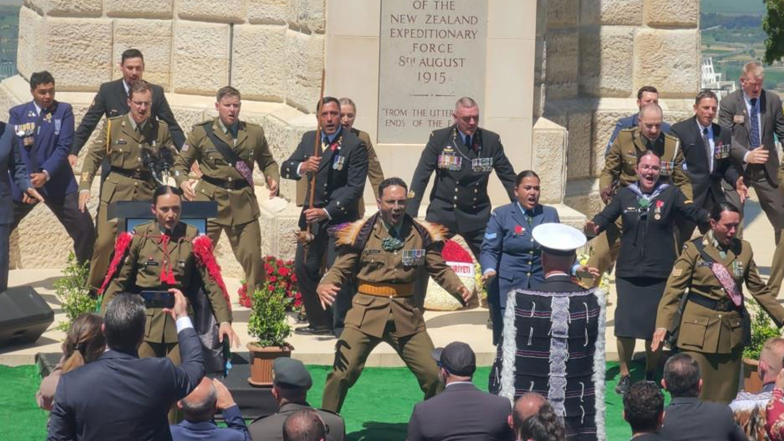 Yeni Zelanda askerleri, atalarını 'haka' dansıyla andı