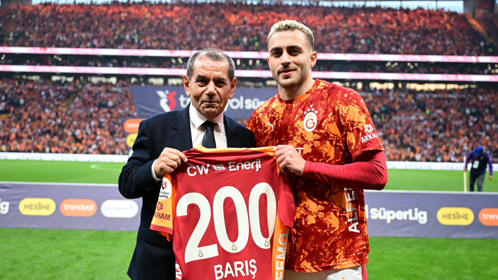 200. maçına çıkan Barış Alper Yılmaz'a plaket verildi