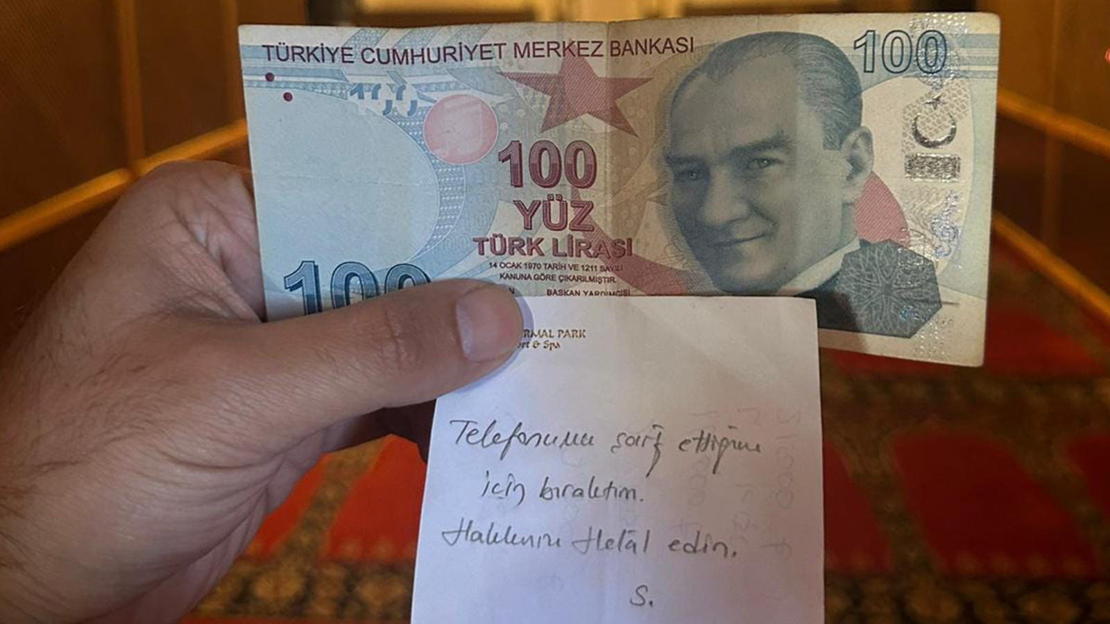 Camide telefonunu şarj etti, 100 TL bıraktı