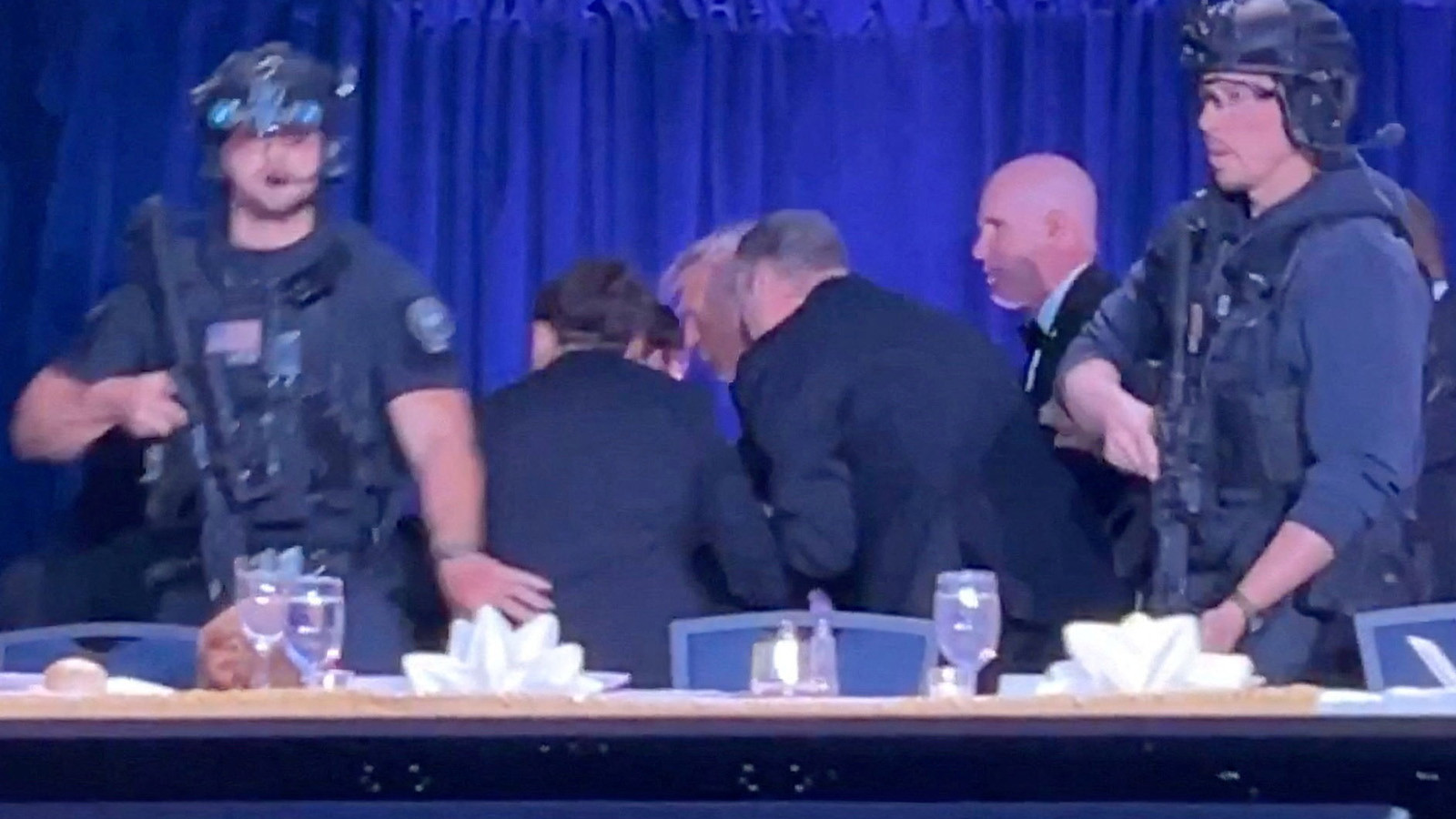 Davette silah sesleri: Donald Trump apar topar salondan çıkarıldı