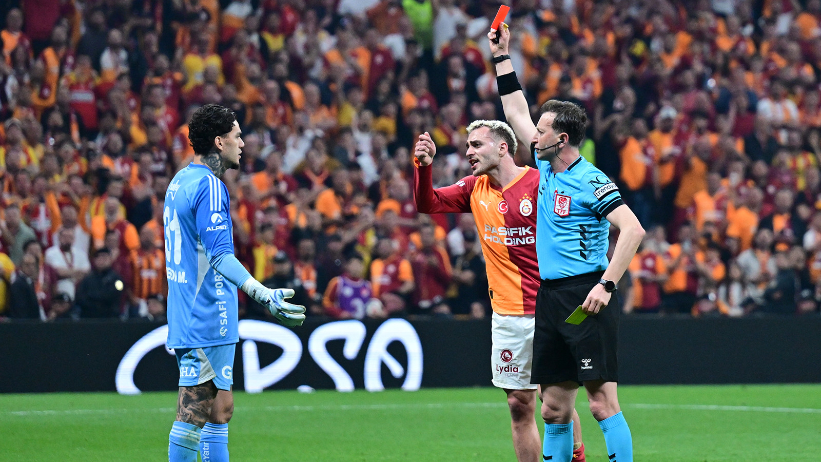 Ederson, derbide kırmızı kart gördü