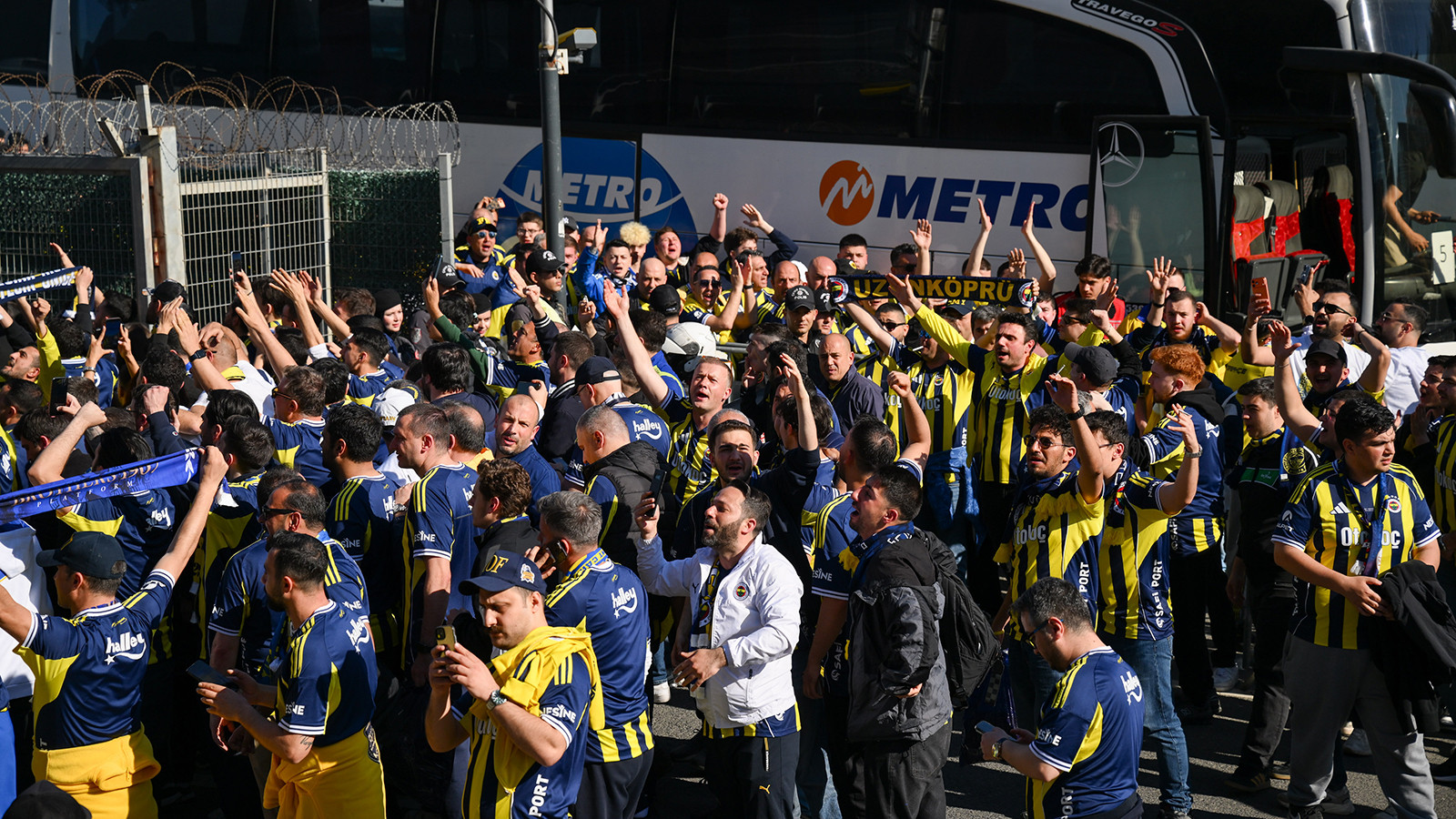 Fenerbahçeli taraftarlar, RAMS Park'a ulaştı