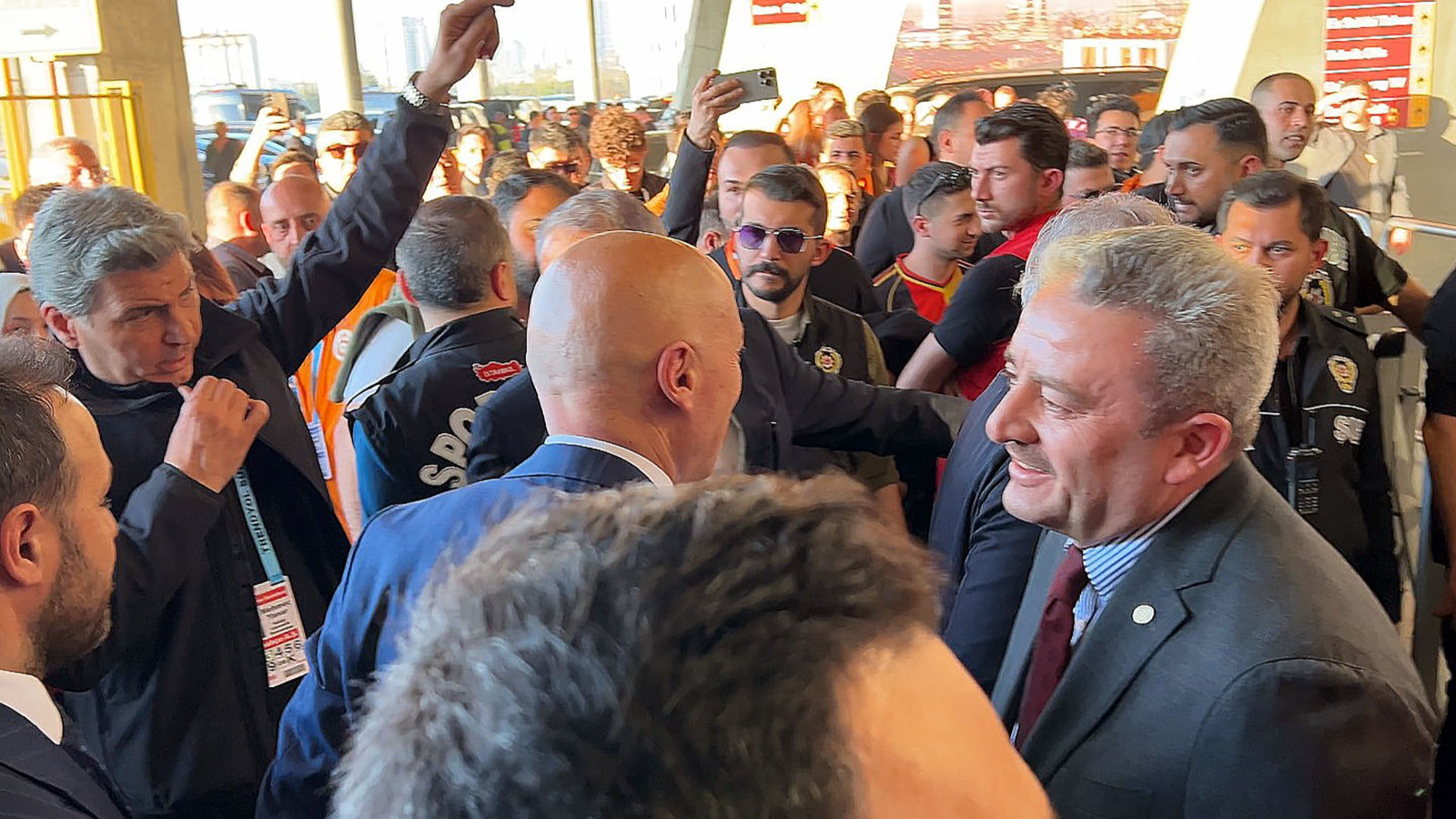 Galatasaraylı yöneticiler, Fenerbahçeli yöneticileri karşıladı