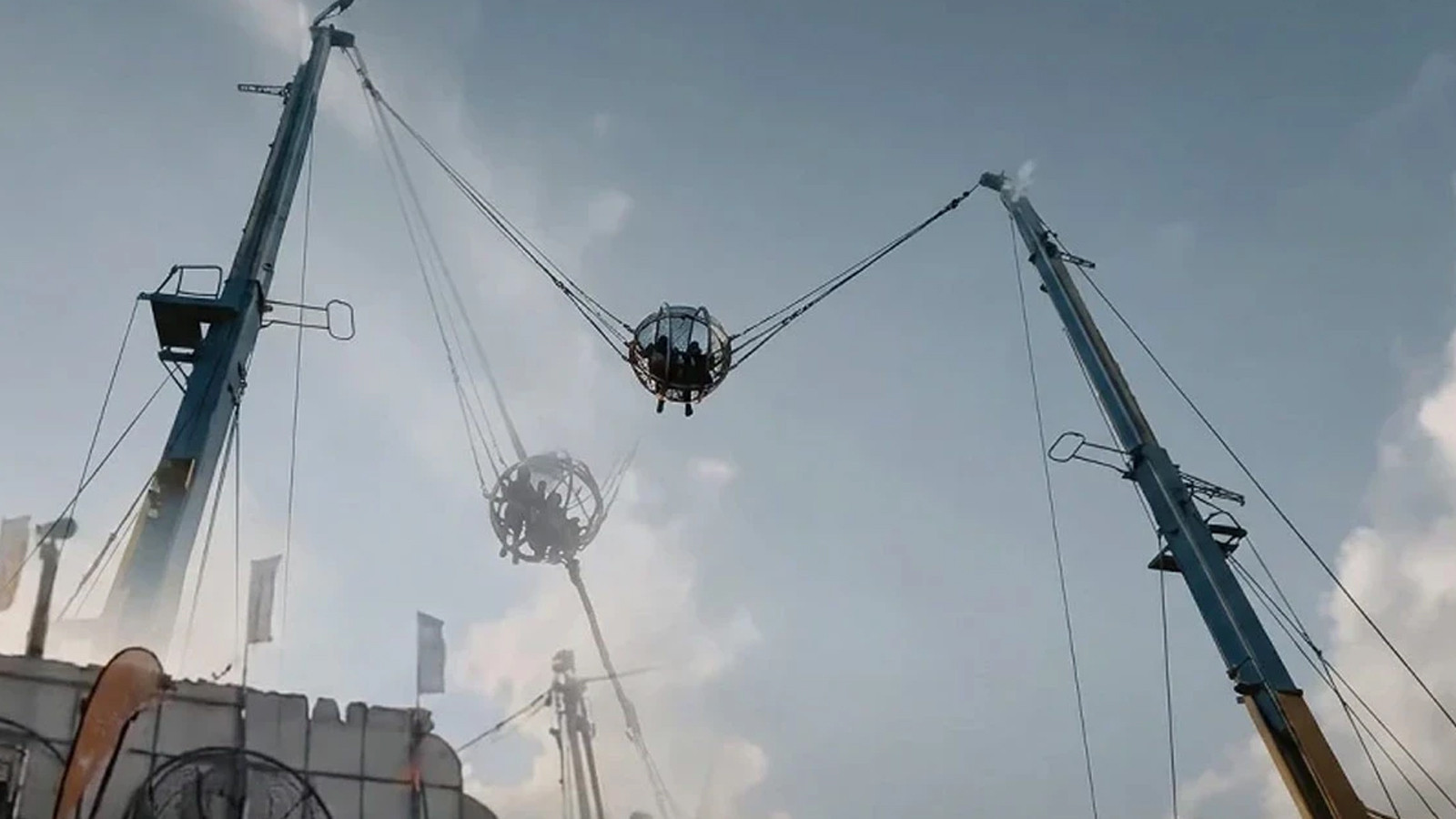 İspanya'da lunaparkta dev sapan olarak bilinen oyuncağın halatı koptu
