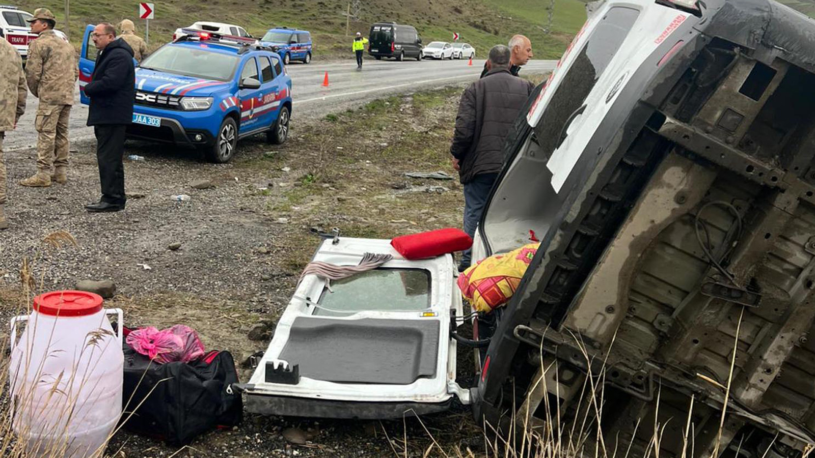 Muş’ta yolcu minibüsü dere yatağına yuvarlandı