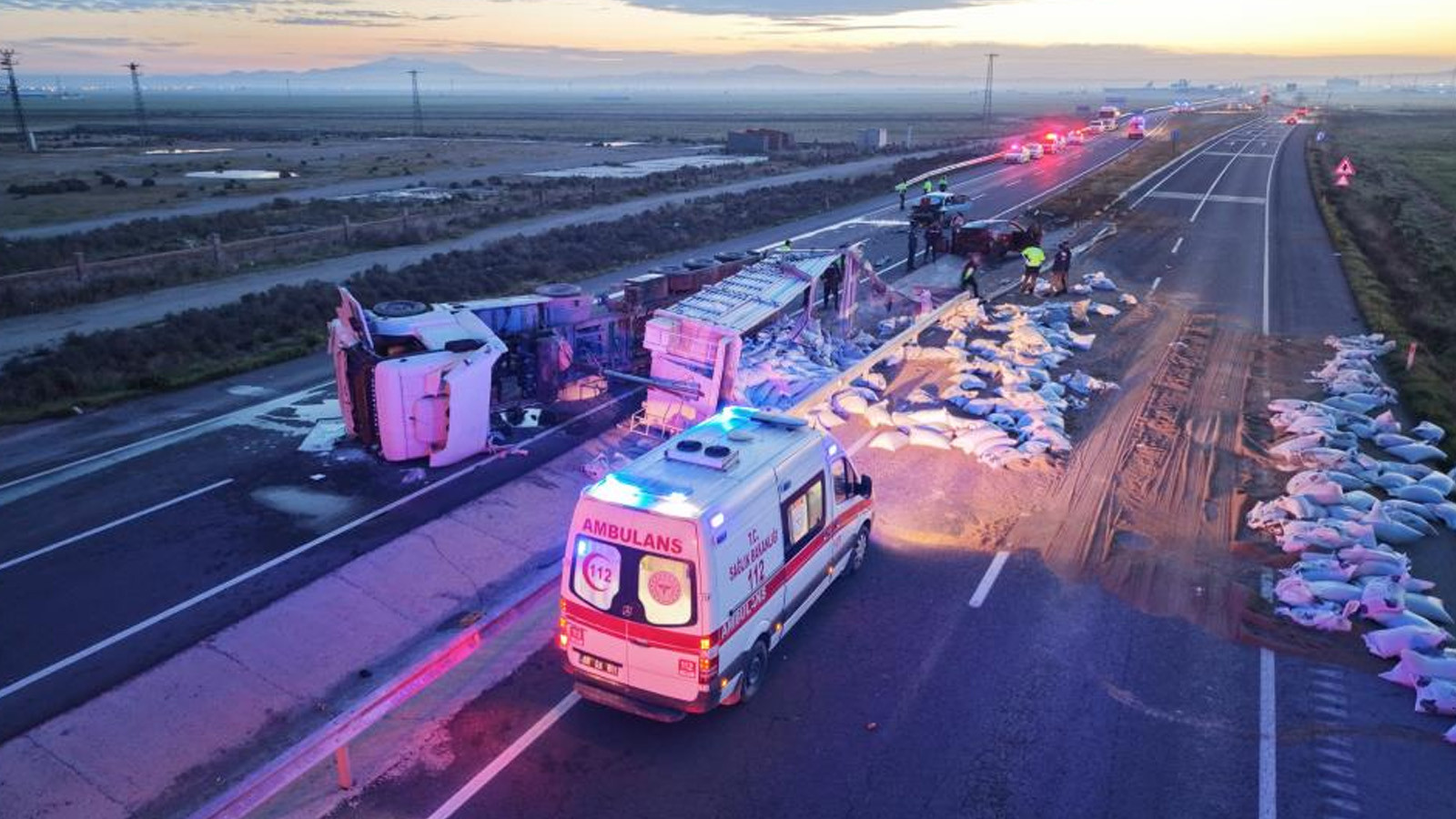 Refüje devrilen tıra yardım etmek için duran araca başka araç çarptı: Çok sayıda yaralı var