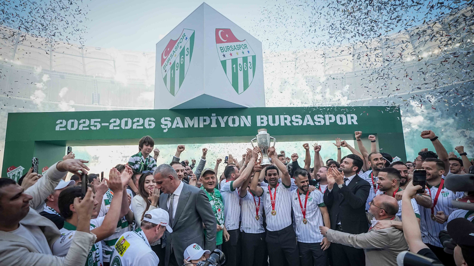 Şampiyon Bursaspor kupasına kavuştu