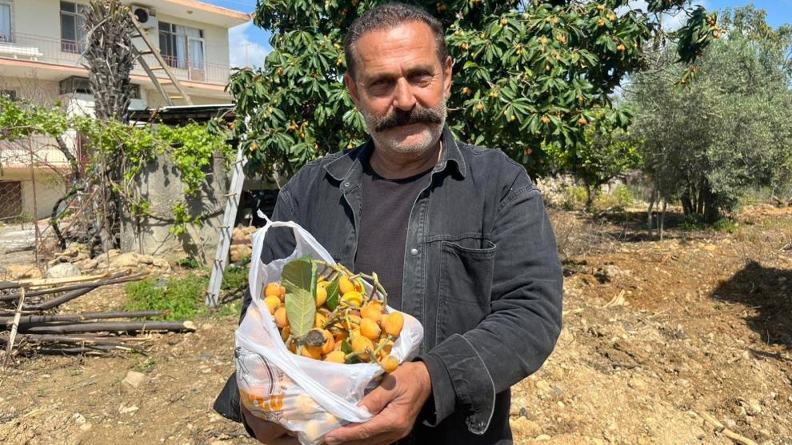 Sosyal medyadan 'bedava, gelin alın' diye çağrıda bulundu, poşetini kapan bahçeye koştu