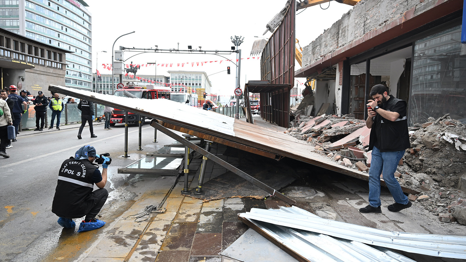 Ankara'da bir binanın platformu çöktü: Yaralılar var