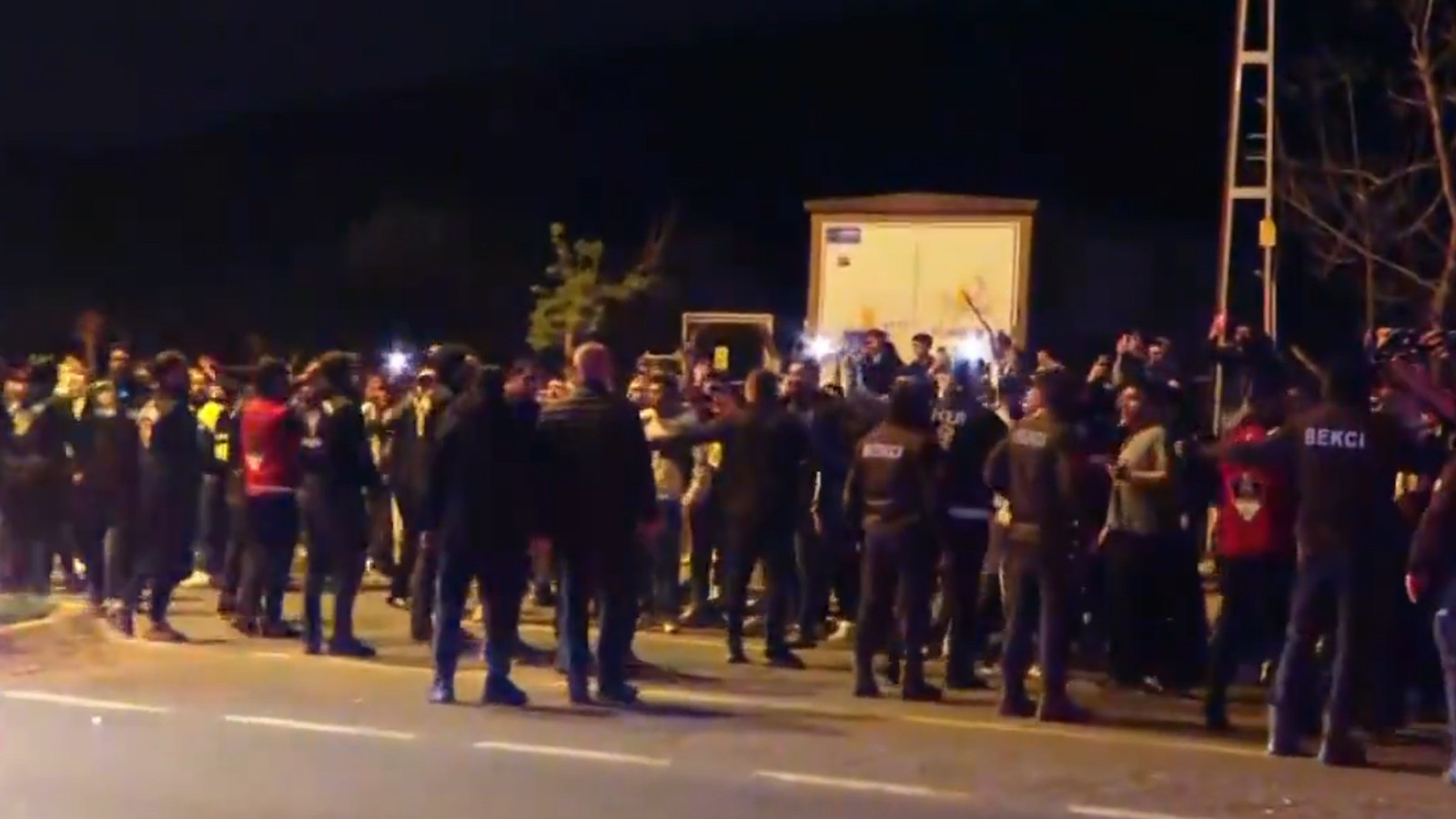 Fenerbahçe taraftarı Samandıra'da takımı protesto etti