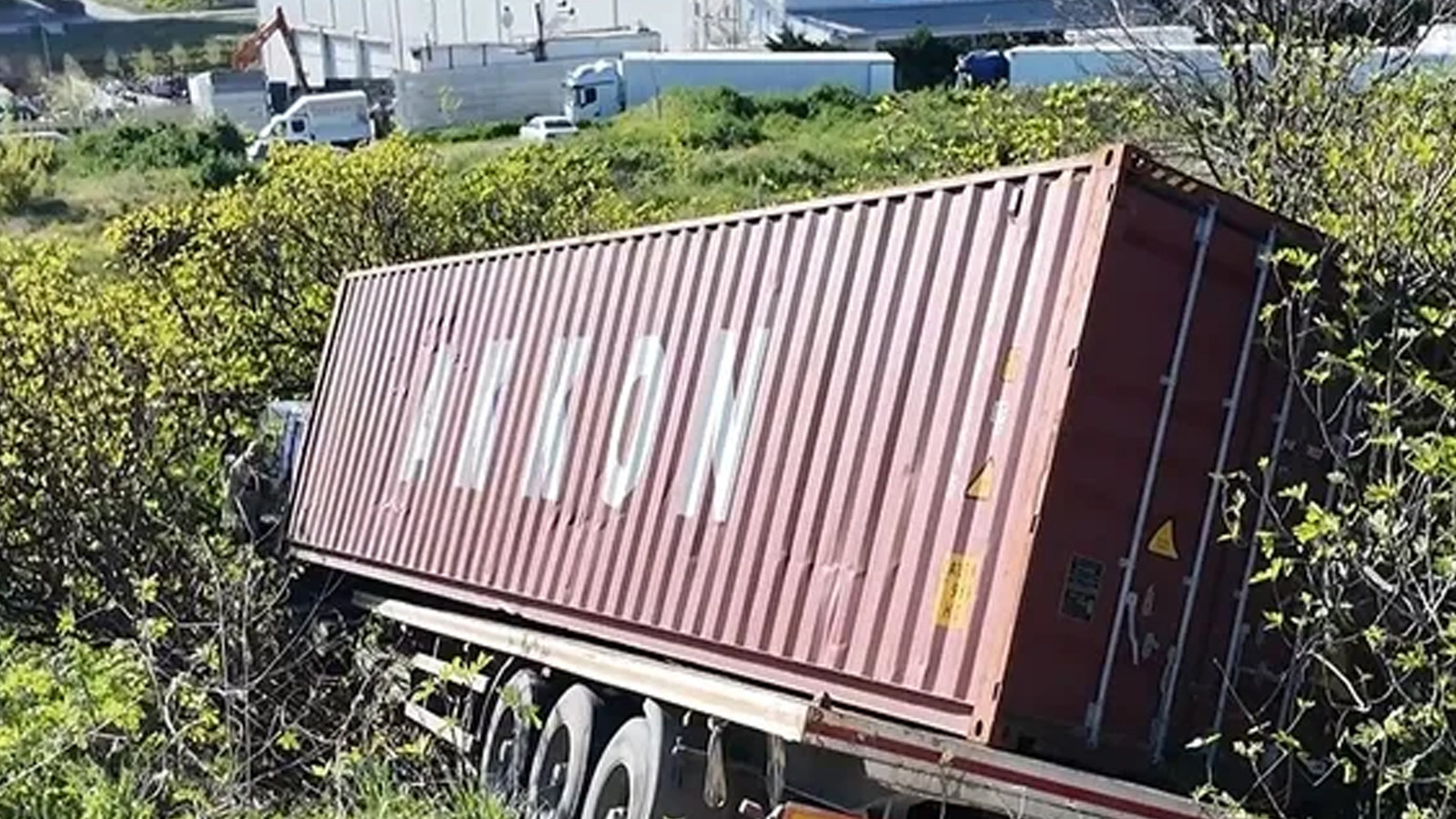 İstanbul Beylikdüzü'nde tır kazasında faciadan dönüldü