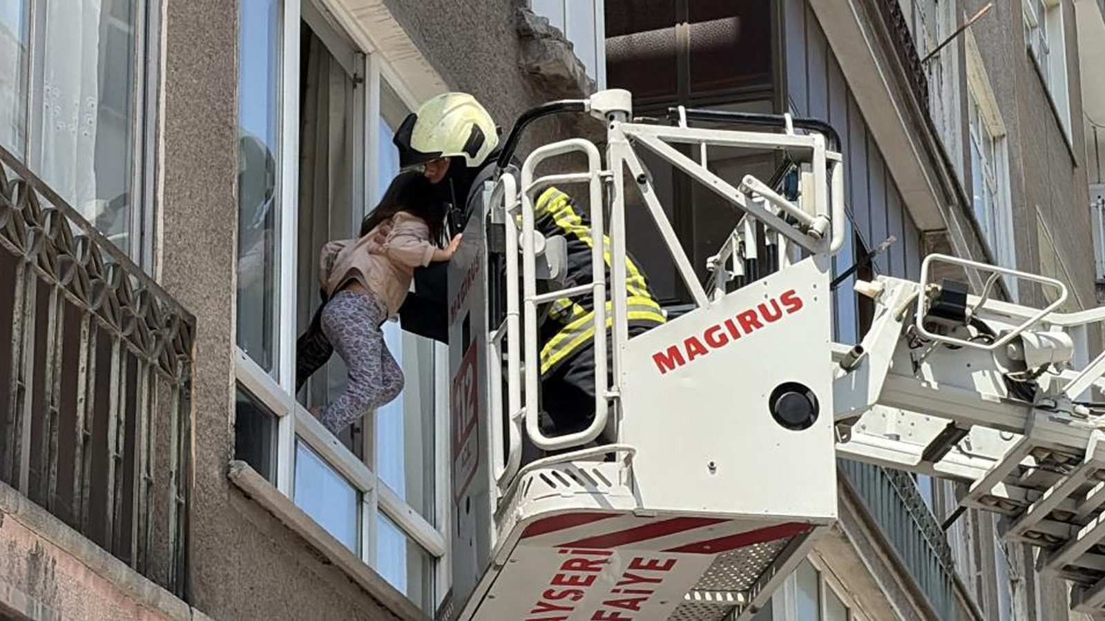 Kayseri'de 5 katlı binada can pazarı: 1'i bebek 5 kişi mahsur kaldı