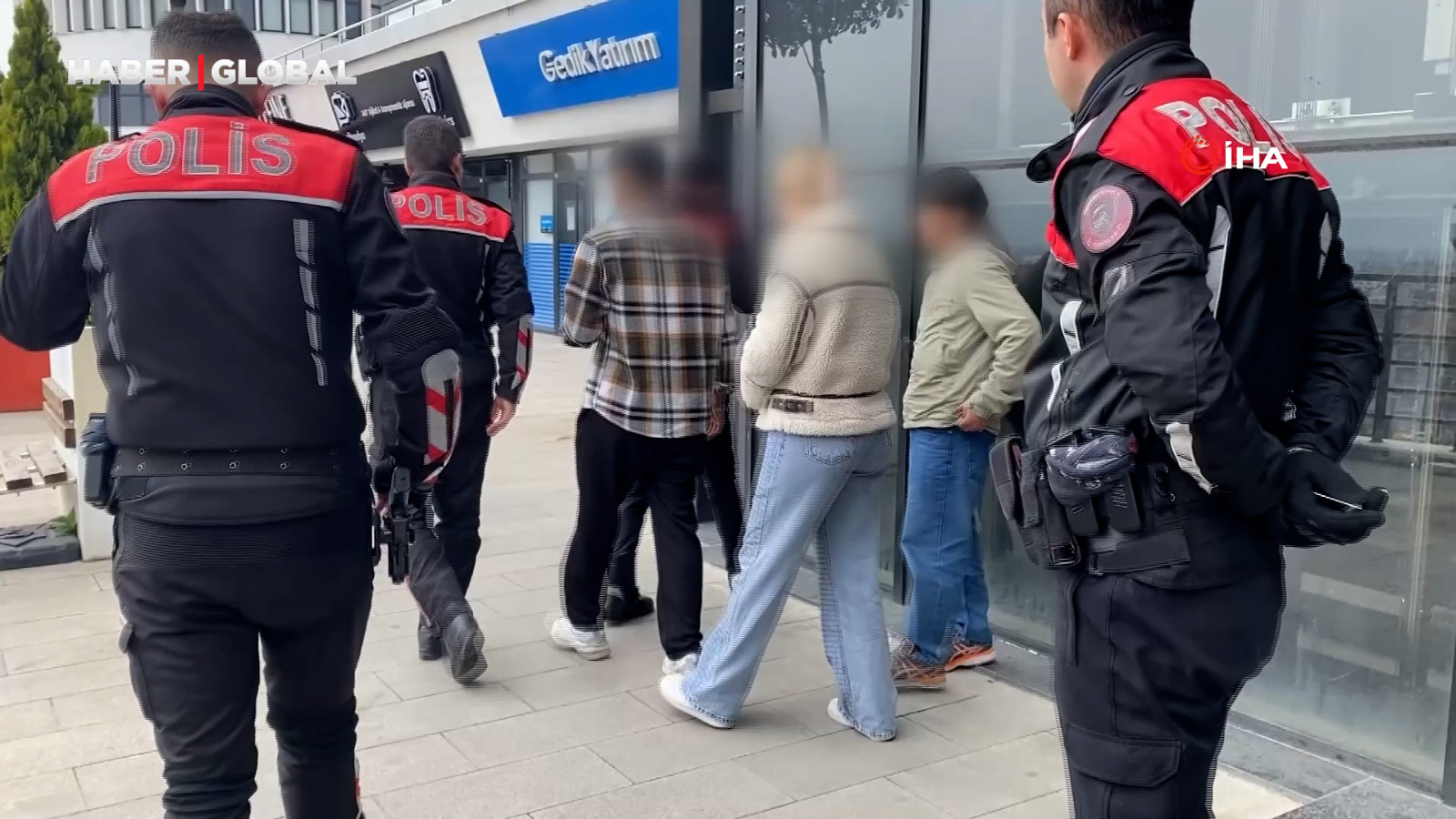 Kız kardeşini kafede bir erkekle görünce ortalığı dağıttı