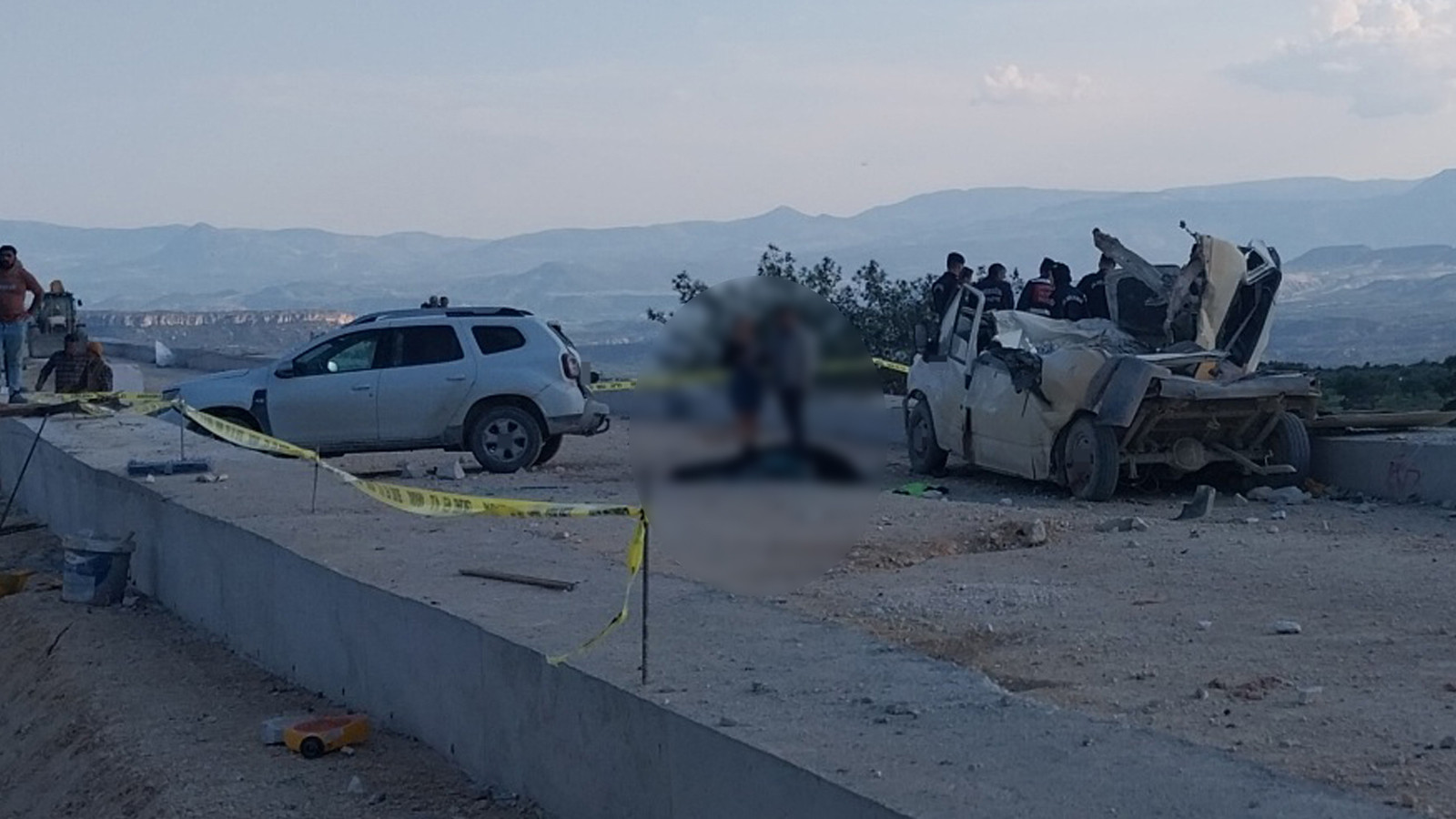 Mersin'de korkunç olay: Fırlayan mermerler minibüsü parçaladı: Ölü ve yaralılar var