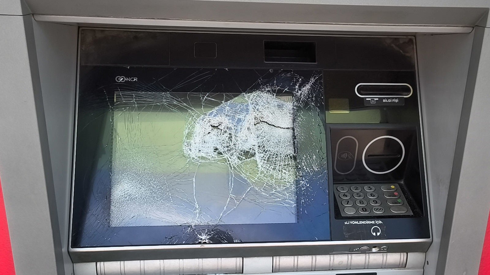 Adana'da ATM'lere saldırı: Camlarını ve tuşlarını kırıp kullanılamaz hale getirdiler