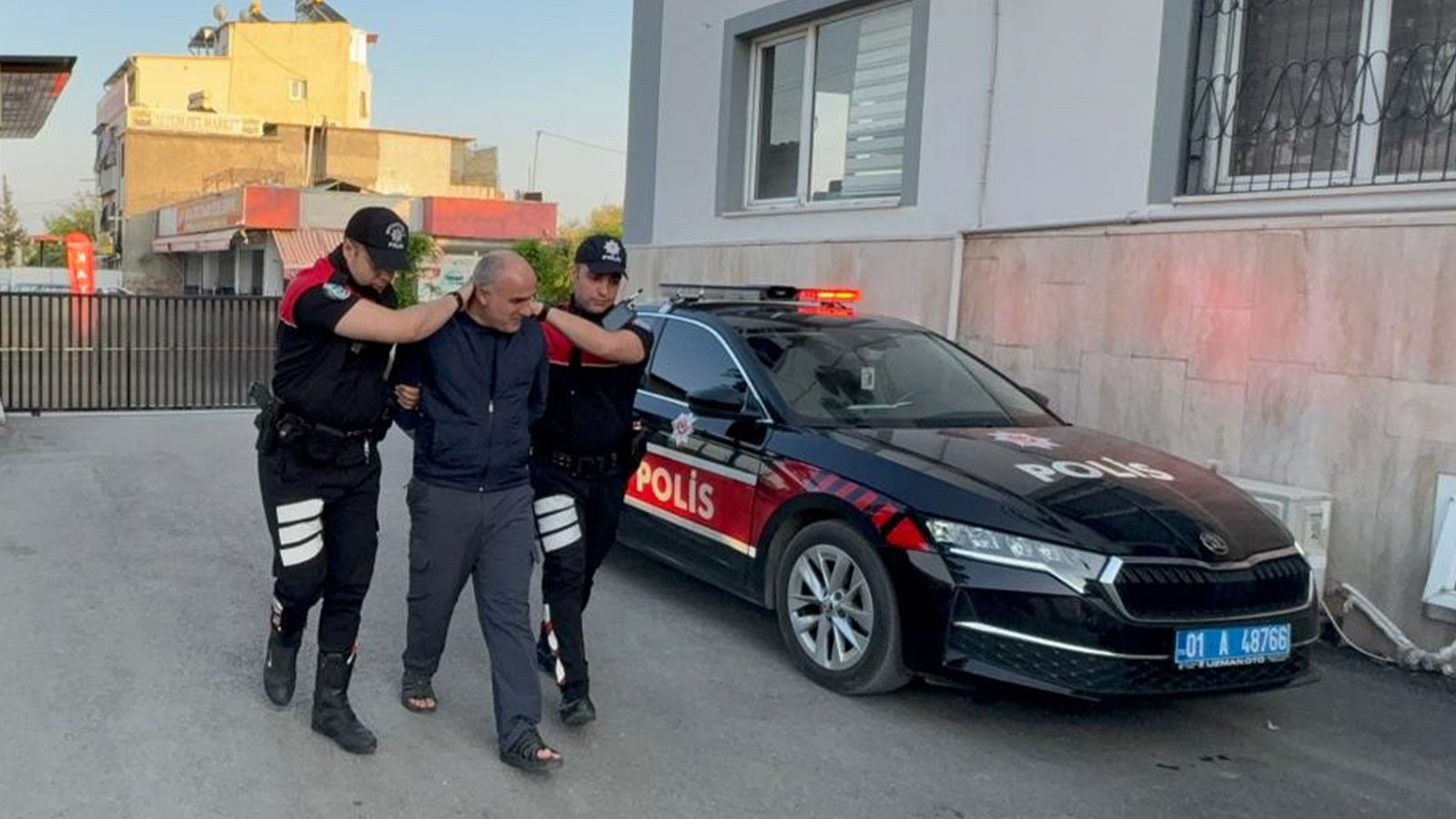 Adana'da sahipsiz köpeğe sopayla saldırdı! Şüpheli gözaltına alındı