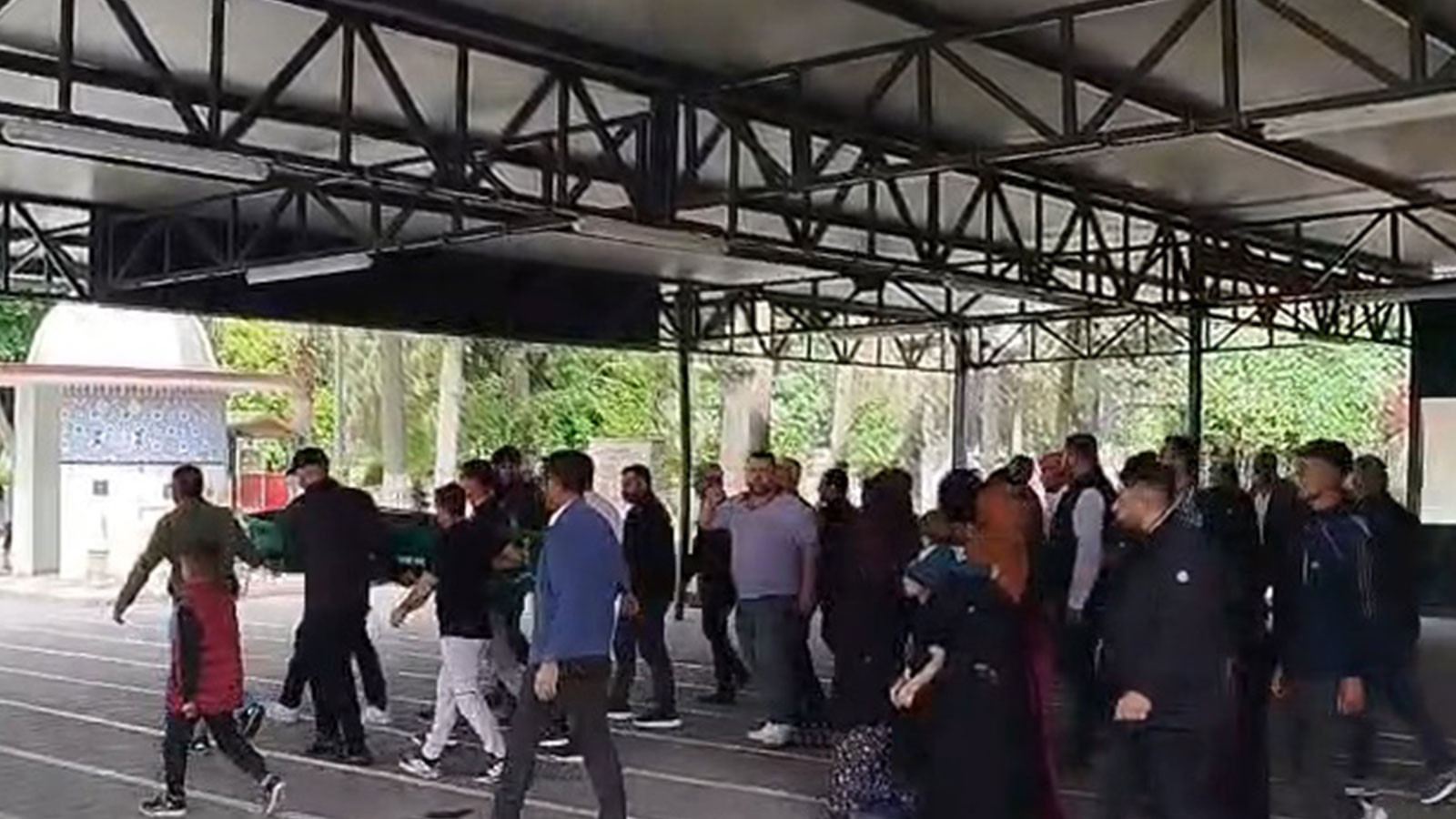 Babasının kullandığı minibüsün altında kalan Salih toprağa verildi