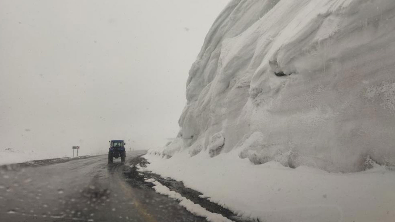 Bahar ayında kar kalınlığı tabela boyunu geçti!