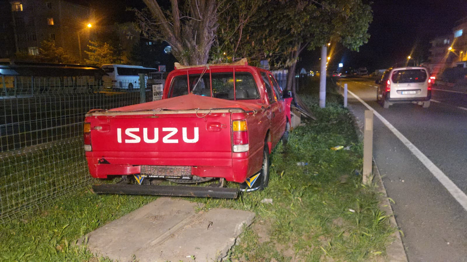 Bursa'da kamyonet refüjdeki duvara çarptı